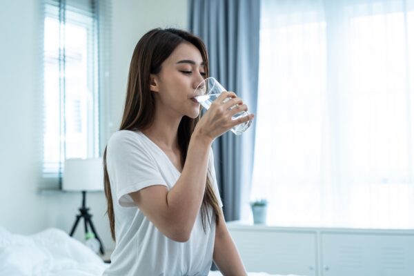 去除體內濕氣遵守兩大守則：多吃高鉀食物、多喝白開水，有助於緩解水腫幫助身體排出濕氣。（圖片／網路）